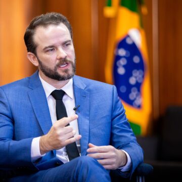 Durigan admite preocupação com trajetória da dívida e fala em redução de benefícios e controle de gastos para melhorar contas