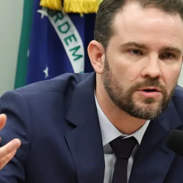 Durigan diz que aumento da dívida decorre dos juros, não Durigan rebate críticas de inércia sobre crise do BRB