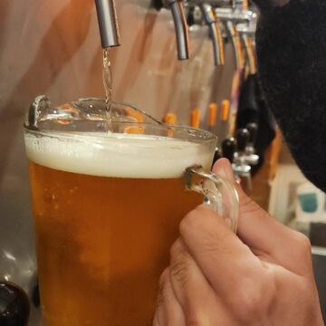 Como a cerveja é feita? Do lúpulo à levedura, veja o caminho da bebida até chegar ao copo