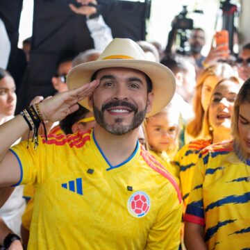 Espriella toma posse na Colômbia após vitória apertada e promessa de guinada à direita