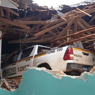Viatura da PM perde o controle após atender capotamento e Viatura da PM perde o controle após atender capotamento e invade casa no RS