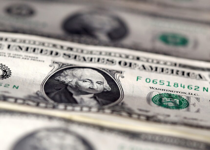Dólar opera em queda, de olho em novos dados de emprego dos EUA; Ibovespa cai