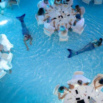 Jantar dentro de piscina com 'sereia' entre mesas viraliza e Jantar dentro de piscina com 'sereia' entre mesas viraliza e rende piadas no Brasil; conheça