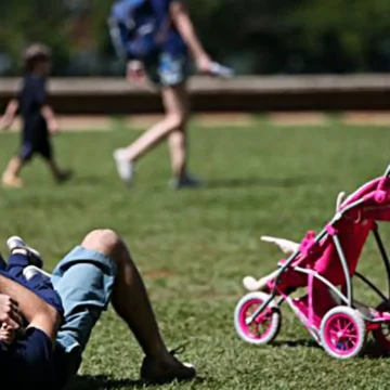 Pais estão menos presente na criação de filhos, aponta estudo