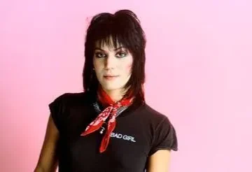 Joan Jett cancela shows após cirurgia na coluna devido a uma fratura