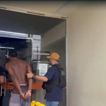 Jovem é preso por suspeita de envolvimento em homicídio e tráfico de drogas em Angra dos Reis