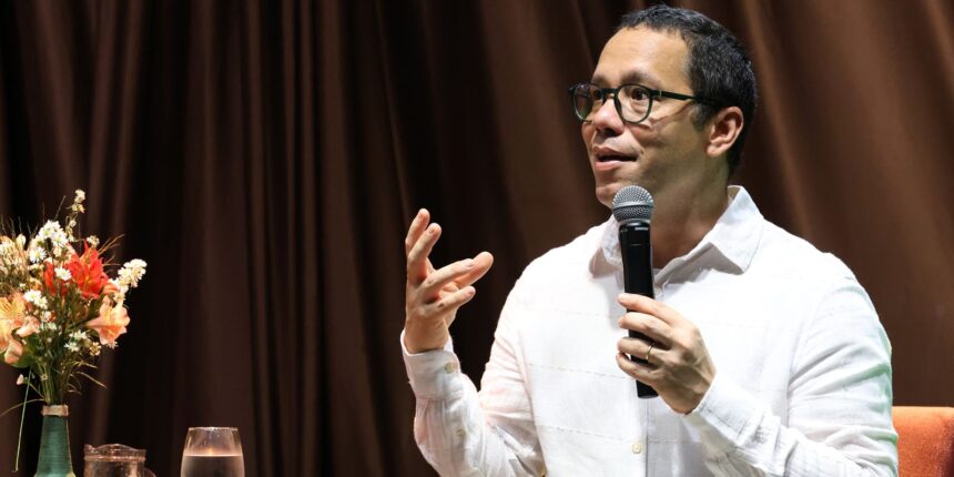 Escritor diz que literatura tem poder de humanizar e levar Escritor diz que literatura tem poder de humanizar e levar à reflexão