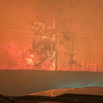 Incêndio florestal provoca evacuações e estado de emergência na Colúmbia Britânica