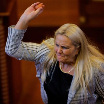 VÍDEO: Deputada atira ovos contra premiê do Kosovo durante sessão no Parlamento