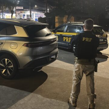 Cinco estrangeiros são presos com carro clonado na Via Dutra, em Barra Mansa