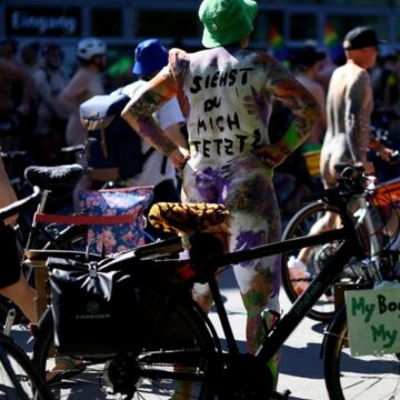 Centenas de ciclistas nus fazem passeio para promover o naturismo Centenas de ciclistas nus fazem passeio para promover o naturismo
