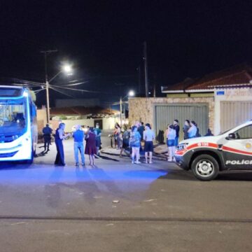 Motociclista morre após sentre moto e ônibus em Cravinhos, SP Motociclista morre após sentre moto e ônibus em Cravinhos, SP