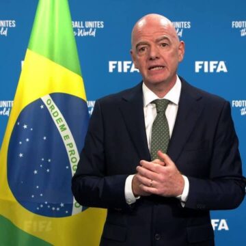 As regalias e a influência do presidente da Fifa, o homem mais poderoso (e polêmico) do futebol