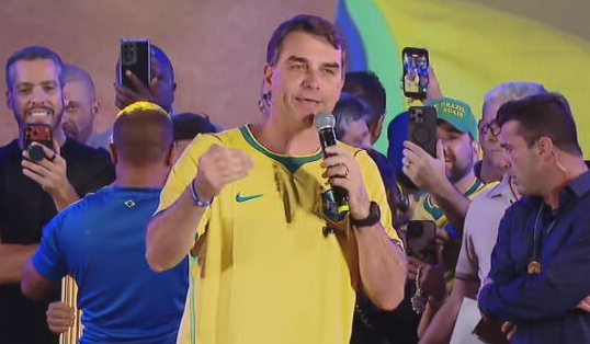 Flávio Bolsonaro usará slogan "O Brasil vai vencer" na campanha Flávio Bolsonaro usará slogan “O Brasil vai vencer” na campanha ao Planalto