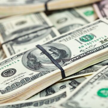 Dólar abre em queda, de olho em inflação e ata do Copom