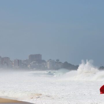 Rio terá dia de temperatura em declínio com chuva e mar de ressaca