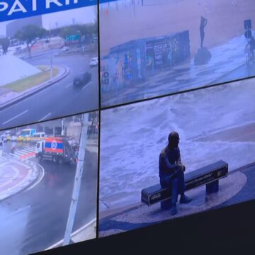 Estátua de Carlos Drummond de Andrade é atingida por ondas durante alerta de ressaca no Rio