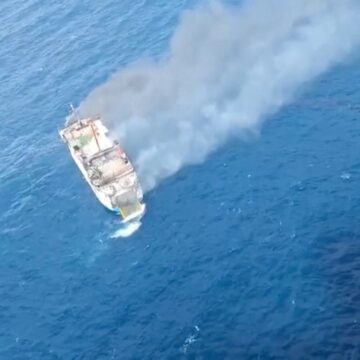 Incêndio em balsa deixa um morto na Indonésia; 172 pessoas foram resgatadas