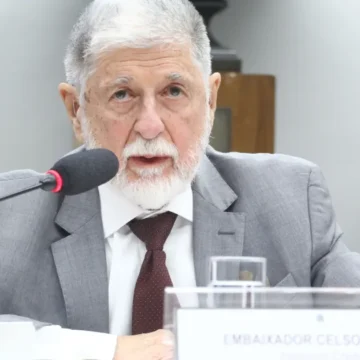 Ofensas de Milei a Lula são como “cuspir na bandeira”, diz Celso Amorim