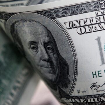 Dólar e Ibovespa oscilam, com dados econômicos no radar