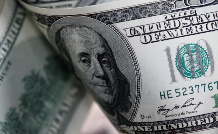 Dólar e Ibovespa oscilam, com dados econômicos no radar