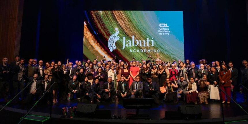 Cerimônia em São Paulo revela vencedores do 3º Prêmio Jabuti Cerimônia em São Paulo revela vencedores do 3º Prêmio Jabuti Acadêmico