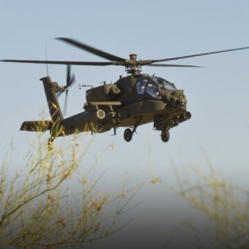 Helicóptero militar cai nos EUA, provoca incêndio florestal e mata Helicóptero militar cai nos EUA, provoca incêndio florestal e mata duas pessoas