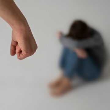Trabalhadora é demitida após obter medida protetiva contra ex; empresa é condenada
