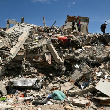 'Adoravam salsa', diz parente da única sobrevivente de família devastada por terremoto na Colômbia