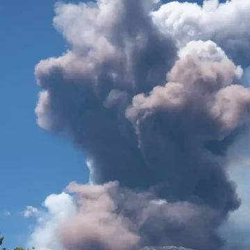 Erupção do Etna prolonga fechamento de aeroporto na Sicília Erupção do Etna prolonga fechamento de aeroporto na Sicília