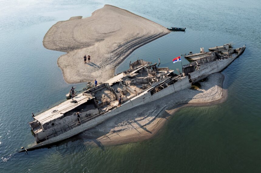 Nível historicamente baixo do Danúbio revela destroços de navios da Nível historicamente baixo do Danúbio revela destroços de navios da 2ª Guerra Mundial
