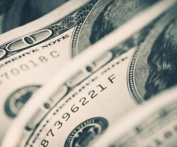 Dólar sobe cinco sessões seguidas e Ibovespa emenda 9 pregões de baixa