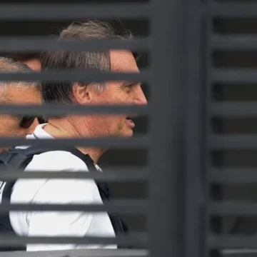 Bolsonaro pede para ir ao dentista e sugere nome de esposa de Flávio