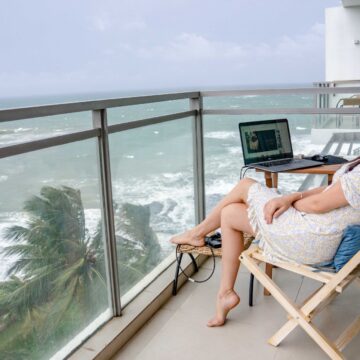 Beber, fumar, usar pijama, fazer tarefas domésticas e mais: o que pode dar problema no home office?