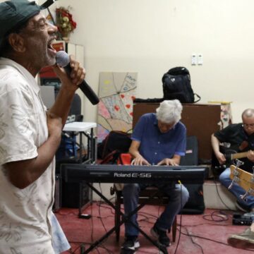 Com 25 anos, grupo musical de pacientes psiquiátricos lança novo álbum