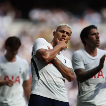 Richarlison marca e joias do Tottenham brilham em jogo de ‘titulares’ antes da Premier League