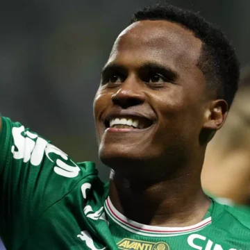 Torcedoras do Fluminense surpreendem transmissão com cartaz para John Arias; Torcedoras do Fluminense surpreendem transmissão com cartaz para John Arias; veja o vídeo