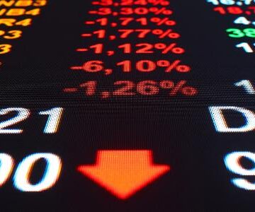 Dólar abre a R$ 5,15, influenciado por petróleo, PIB dos EUA e IPCA-15