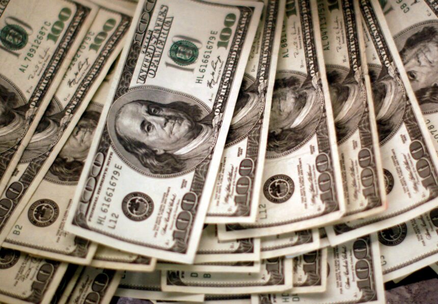 Dólar opera em queda, de olho em alta do petróleo e cenário eleitoral; Ibovespa sobe mais de 2%