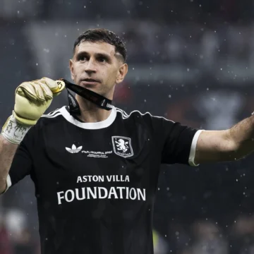 Sem Dibu Martínez, Juventus encaminha contratação de outro goleiro da Premier League