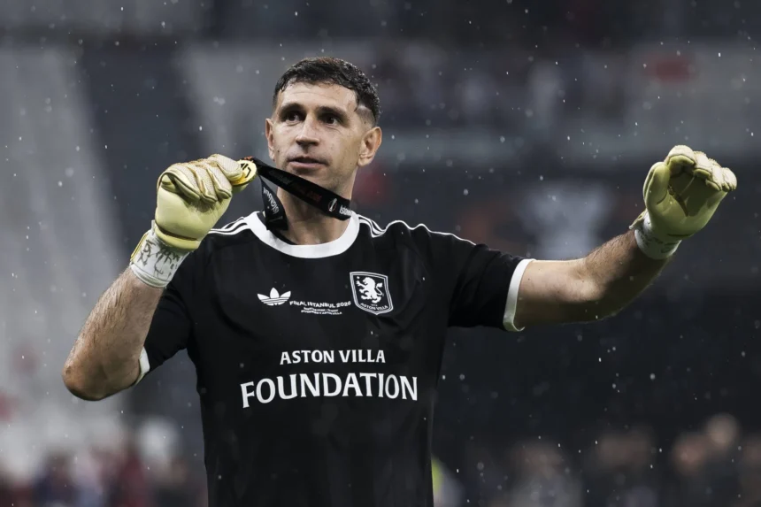 Sem Dibu Martínez, Juventus encaminha contratação de outro goleiro da Premier League