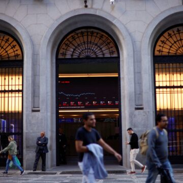 Estrangeiros retiram R$ 15,6 bilhões da Bolsa em agosto, maior saída desde 2022