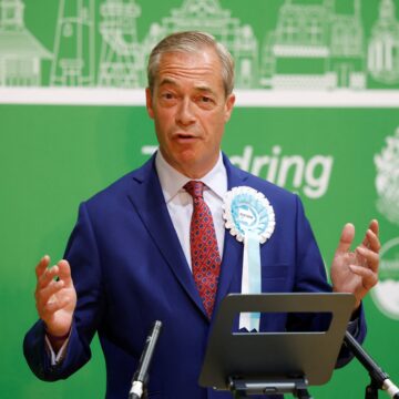 'Pai do Brexit' vence 'lata de lixo' e retoma cadeira no Parlamento britânico, mas volta a ser investigado