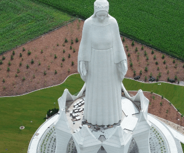 Onde fica a nova estátua da Virgem Maria mais alta que o Cristo Redentor