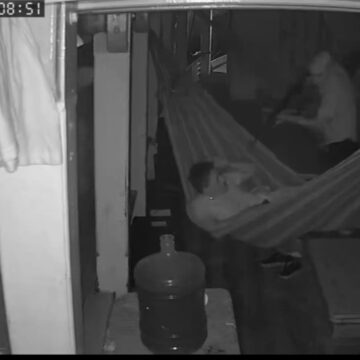 Vídeo mostra criminosos apontando armas para tripulantes durante assalto à embarcação no Amazonas
