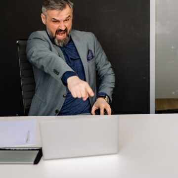 Trabalhadores veem empresas tolerarem abusos de chefes que entregam resultados