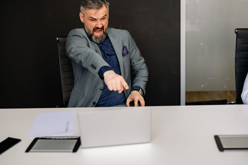 Trabalhadores veem empresas tolerarem abusos de chefes que entregam resultados