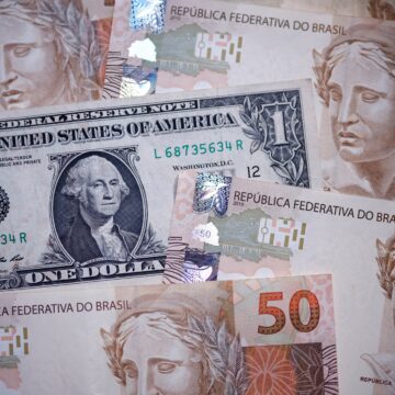Dólar abre em alta, de olho em petróleo e dados Dólar abre em alta, de olho em petróleo e dados de atividade nos EUA