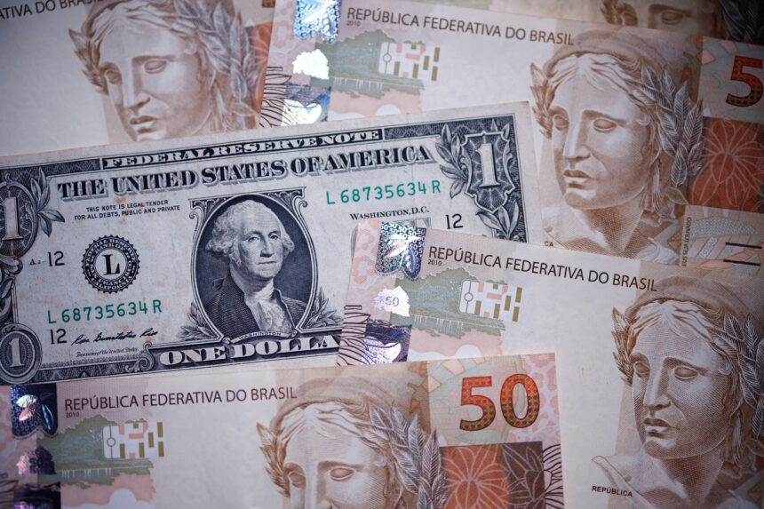 Dólar abre em alta, de olho em petróleo e dados de atividade nos EUA
