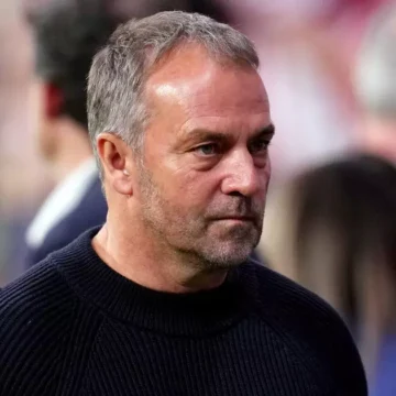 Saída de Ferran e incerteza sobre Álvarez levam Barcelona a sondar atacante da Premier League